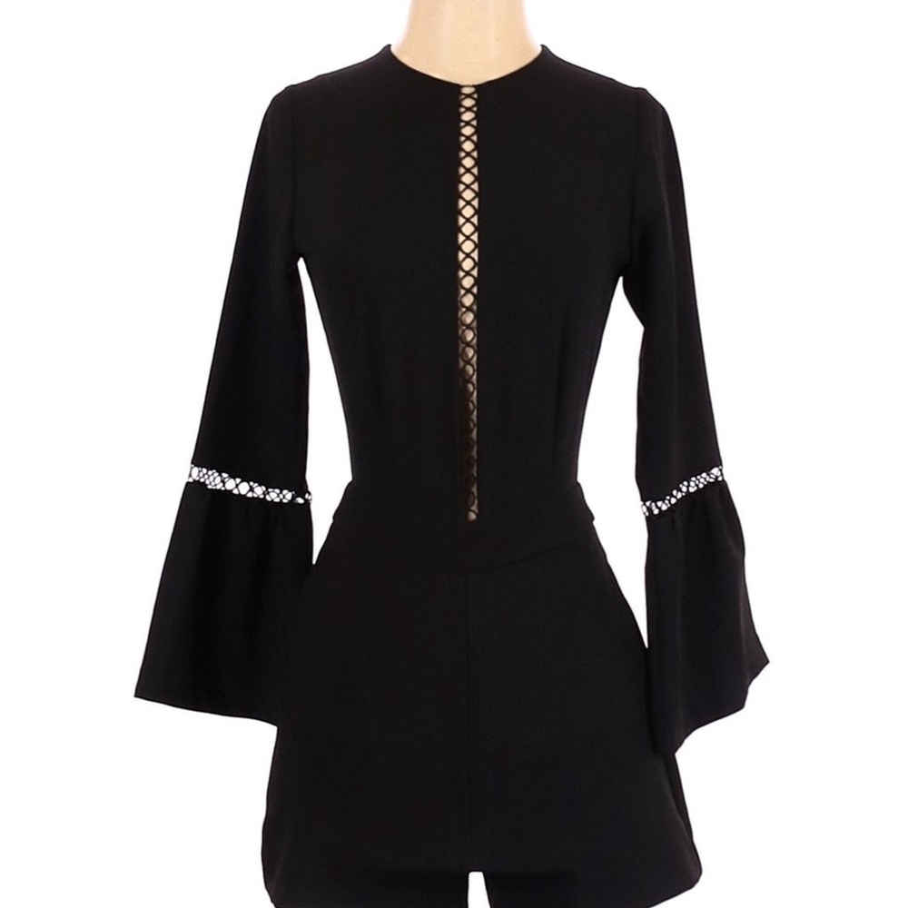 🖤Adorable Karina Grimaldi Eyelet detail with flare sleeve romper size S🖤